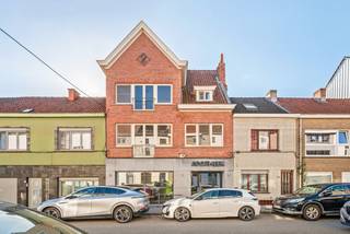 Dans un emplacement stratégique entre la gare de Saint-Pierre, l'Escaut et le centre historique de Gand se trouve cette maison de ville étonnamment spacieuse, avec un ancien espace commercial, un jardin urbain agréable et la possibilité d'acheter un garage attenant.<br /><br />Cette propriété se distingue par son exceptionnel sentiment d'espace, sa disposition flexible et ses diverses possibilités d'utilisation. Avec une superficie habitable de pas moins de 272 m², cette maison offre un océan d'espace et de nombreuses possibilités pour les grandes familles, les travailleurs à domicile, les professions libérales ou ceux qui recherchent un espace supplémentaire pour leurs loisirs ou leur pratique. Grâce à la proximité de la gare, des voies d'accès importantes, des transports en commun, des commerces et des sentiers de promenade le long de l'Escaut, vous bénéficierez ici d'un environnement résidentiel particulièrement agréable avec une excellente accessibilité.<br /><br />Par l'ancien espace commercial d'environ 45 m², vous entrez dans la maison. Cet espace polyvalent se prête parfaitement à un bureau, un cabinet, un atelier, un espace hobby ou un salon supplémentaire. <br />Ensuite, se trouve le hall d'entrée avec un WC invités, une buanderie, un débarras et un accès à la cave. <br />La maison s'ouvre ensuite sur un espace de vie lumineux avec cuisine ouverte. De grandes fenêtres et plusieurs lucarnes créent ici une atmosphère particulièrement agréable et une abondance de lumière naturelle. L'espace de vie est directement connecté au jardin, ce qui permet une belle fluidité entre l'intérieur et l'extérieur.<br /><br />Au premier étage, vous trouverez un vaste palier qui peut être parfaitement aménagé en bureau, coin lecture ou coin jeux. <br />Depuis le couloir de nuit, deux chambres à coucher et une salle de bain avec meuble-lavabo, baignoire et WC sont accessibles.<br /><br />Le deuxième étage comprend à nouveau deux chambres, une deuxième salle de bain équipée d'un meuble-lavabo double, d'une douche et d'un WC, ainsi qu'un débarras pratique et un espace de stockage supplémentaire.<br /><br />À l'aide d'une échelle escamotable, vous atteignez le grenier d'environ 22,5 m², qui offre des possibilités de stockage supplémentaires.<br /><br />De plus, la maison dispose d'une cave d'environ 29 m².<br /><br />À l'arrière, vous profiterez d'un jardin urbain agréable et facile à entretenir. L'encadrement verdoyant confère un caractère agréable et abrité, vous permettant de profiter en toute tranquillité d'un petit-déjeuner, d'un apéritif ou d'un barbecue estival. <br />Un avantage particulièrement pratique est l'accès direct depuis le jardin au garage situé à l'arrière de la parcelle. Ce garage doit être acheté séparément.<br /><br />- Emplacement excellent près de Gand-Saint-Pierre, de l'Escaut et du centre historique<br />- Superficie habitable de 272 m²<br />- 4 chambres<br />- 2 salles de bain<br />- Espace de vie lumineux avec de grandes baies vitrées <br />- Jardin urbain agréable avec accès au garage<br />- Garage à acheter séparément<br />- Cave d'environ 29 m²