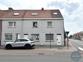 Charmante starterswoning langs een invalsweg van Middelkerke. Deze gezellige woning biedt een praktische indeling en vormt de ideale thuisbasis...