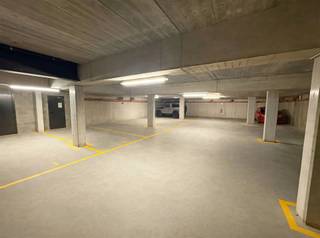 <p>Bent u op zoek naar een veilige parkeeroplossing of een interessante investering? Deze drie ondergrondse garageplaatsen, gelegen aan de Kleine Steenweg 67 in Wilrijk, bieden een uitstekende opportuniteit voor zowel particulieren als investeerders.</p><p>De parkeerplaatsen bevinden zich in een afgesloten ondergrondse garage en zijn vlot toegankelijk. Dankzij de centrale ligging in Wilrijk zijn ze ideaal voor buurtbewoners, pendelaars of eigenaars van nabijgelegen appartementen die op zoek zijn naar extra parkeergelegenheid.</p><p>De vraag naar parkeerplaatsen blijft stijgen, waardoor deze garages niet alleen praktisch zijn voor eigen gebruik, maar ook een interessante investering vormen met verhuurpotentieel.</p><p><strong>Prijs: €15.000 per parkeerplaats.</strong></p><p>Een betaalbare en zorgeloze investering op een gunstige locatie in Wilrijk!</p><p>Rechtstreeks te koop van eigenaar.</p><p>Bel gerust voor meer info 0456 83 87 68</p>