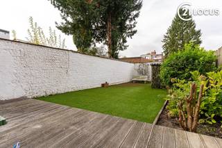 <p>Appartement rez-de-chaussée prêt à emménager et loué avec jardin et garage privé, Doelveldstraat 32 boîte 2, Edegem</p>
<p>Vous recherchez un appartement prêt à emménager au cœur d’Edegem, avec des finitions modernes et tout le confort à portée de main ? Alors cet appartement rez-de-chaussée est exactement ce qu’il vous faut ! Récemment rénové, avec une cuisine moderne, une salle de bain fraîche et élégante, ainsi qu’un garage privé accessible directement par le jardin, cet appartement combine confort et praticité.</p>
<p>Le séjour est lumineux et accueillant, parfait pour se détendre ou recevoir des invités. La chambre est spacieuse et calme, offrant intimité et confort. La cuisine est moderne et fonctionnelle, idéale pour cuisiner au quotidien. Grâce à une disposition intelligente, l’appartement paraît plus spacieux et pratique, parfait pour une personne seule, un couple ou comme pied-à-terre.</p>
<p>Atouts supplémentaires de cet appartement :</p>
<ul>
<li>
<p>Rénové : cuisine et salle de bain entièrement refaites, prêt à emménager</p>
</li>
<li>
<p>1 chambre spacieuse</p>
</li>
<li>
<p>Garage privé accessible directement par le jardin, un avantage rare et précieux !</p>
</li>
<li>
<p>Situation centrale à Edegem, à distance de marche des commerces, écoles et transports en commun</p>
</li>
<li>
<p>Agencement pratique avec séjour lumineux et utilisation intelligente de l’espace</p>
</li>
</ul>
<p>Cet appartement n’est pas seulement un logement, c’est une opportunité de profiter d’un intérieur moderne et soigné avec tout le confort à portée de main. Le garage privé complète parfaitement le bien : fini le stress du stationnement, plus de liberté et une sécurité supplémentaire pour votre voiture ou vos vélos.</p>
<p>Ne laissez pas passer cette chance et découvrez comment cet appartement peut devenir votre nouvel investissement idéal. Contactez-nous dès aujourd’hui pour une visite et laissez-vous séduire par la qualité et le confort de ce logement unique !</p>