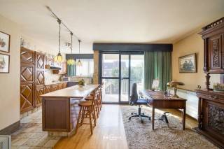 In een rustige straat te Zwijndrecht bevindt zich deze bel-etagewoning met een verrassend ruime indeling. Dankzij de centrale ligging woon je hier rustig, maar toch dichtbij winkels, scholen en belangrijke verbindingswegen.<br /><br />De woning beschikt over een lichtrijke leefruimte met een gezellige open haard en een aansluitende open keuken, wat zorgt voor een warme en aangename leefomgeving. Verder zijn er maar liefst vier slaapkamers, ideaal voor een gezin of voor wie extra ruimte wenst voor een bureau of hobby.<br /><br />Op het gelijkvloers bevinden zich een ruime garage en een praktische berging/wasruimte. Vanuit hier heb je toegang tot de gezellige tuin met terras, waar je in alle rust kan genieten van het buitenleven. <br /><br />Ook technisch biedt deze woning heel wat pluspunten. De ramen en verwarmingsketel werden vernieuwd en met een EPC-label B is dit bovendien een energiezuinige woning.<br /><br />Troeven:<br />• EPC B<br /><br />Ben je op zoek naar een karaktervolle gezinswoning met veel ruimte, een garage en gezellige tuin op een centrale ligging in Zwijndrecht? Contacteer ons gerust voor meer info of een bezoek.