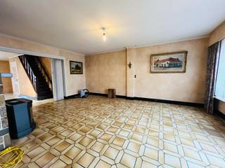 Centraal gelegen ruime woonst met garage en uitweg.Indeling:Op het gelijkvloers hebben we de ruime living, handelsruimte, eetkamer, wc, berging en...