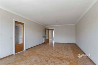 <p><span>Ter Heydelaan 346 (3e verd.) - Deurne</span></p><p><span> </span></p><p><span>Goed onderhouden appartement (84 m²) met 2 slaapkamers en terras (9 m²) in Deurne.</span></p><p><span> </span></p><p><span>In de Ter Heydelaan woon je vlak bij het gemeentepark Bremweide en het Rivierenhof. Je geniet er van een vlotte verbinding met bus, tram en velo, terwijl je met de auto in enkele minuten de in- en uitvalswegen bereikt. Winkels en supermarkten zijn ruim aanwezig in de buurt.</span></p><p><span> </span></p><p><span>Het appartement bevindt zich op de derde verdieping van een goed onderhouden gebouw. Dankzij de kleinschaligheid zijn de vaste kosten beperkt en de verwarming is individueel op gas. Het appartement is doorheen de jaren uiterst goed onderhouden en behaalt een gunstige EPC-score B, maar is hier en daar eventueel naar eigen smaak te moderniseren.</span></p><p><span> </span></p><p><span>Je komt binnen in de hal met ingemaakte vestiairekast. Vooraan bevindt zich de woonkamer (32 m²) met aangrenzend de aparte keuken (9 m²) met basisuitrusting. Je geniet hier van een gunstig en groen zicht op de omgeving. Centraal in het appartement treffen we de badkamer (6 m²) met lavabo en ligbad/douche. De wc is apart. De 2 volwaardige slaapkamers van 11 m² en 15 m² zijn gelegen aan de achterzijde en vanuit de kleinste heb je toegang tot het zuid-oost-georiënteerde terras (9 m²).</span></p><p><span> </span></p><p><span>Ben je op zoek naar een betaalbaar appartement op een gunstige locatie? Mis deze kans niet!</span></p><p><span>Bewoonbare opp. 84 m² ref.: bruto vloeropp. EPC-certificaat Voor meer info of een gratis schatting surf naar www.hansimmo.be</span></p><p><span> </span></p>