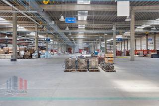 Polyvalent bedrijfsgebouw dat zowel als productieruimte of  als logistieke hub (last-mile delivery) kan gebruikt worden gezien de nabijheid van de snelwegen en het stadscentrum.  <br /><br />Het magazijn heeft een vrije hoogte van 8,3 m en heeft een vloerbelasting van 4ton/m². Er zijn 10 laadkades en 3 sectionale poorten aanwezig. Tevens aanwezigheid van warme luchtblazers op gas en grote lichtstraten. Het pand heeft een ruim elektrisch vermogen tot 630 kVA. De kantoren worden variabel aangeboden op maat van de klant.  Aanpassingen aan de kantoren of het gebouw is mogelijk op aanvraag.<br /><br />Als extra troef is er een ruime buitenverharding van 2.500 m² aanwezig. De site is onmiddellijk beschikbaar!<br /><br />Contacteer <strong>PANORAMA B2B</strong> voor bijkomende inlichtingen of een vrijblijvend plaatsbezoek <strong>09 225 09 09</strong>.