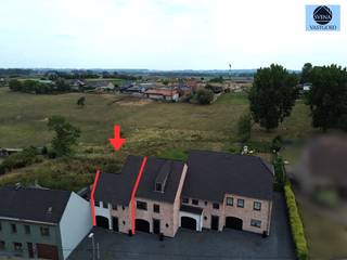 <p><span>NIEUWBOUWWONING MET 4 SLAAPKAMERS, GARAGE EN TUIN</span></p><p><span> </span></p><p><span>Deze woning is gelegen in het landelijke Steenhuize, nabij de belangrijke invalswegen.</span></p><p><span> </span></p><p><span>Beneden treft u een inkomhal met apart toilet, ruime lichtrijke living met open keuken en zicht op de tuin, berging, garage en technische/wasruimte.</span></p><p><span> </span></p><p><span>Boven zijn er 3 slaapkamers, dressing en een apart toilet.</span></p><p><span> </span></p><p><span>De zolder biedt de mogelijkheid van een extra kamer.</span></p><p><span> </span></p><p><span>Vooraan is er de mogelijkheid om 2 wagens te parkeren, achteraan heeft u een fantastische zicht over de velden.</span></p><p><span> </span></p><p><span>Troeven:</span></p><p><span> </span></p><ul><li><span>Ben-woning</span></li><li><span>Warmtepomp en vloerverwarming</span></li><li><span>Ventilatiesysteem en zonnepanelen aanwezig</span></li><li><span>Rustige en groene ligging</span></li></ul><p><span> </span></p><p><span>Aankoop onder gesplitst stelsel:</span></p><ul><li><span>Grondwaarde:  €117.000 (excl: registratierechten 12%</span></li><li><span>Constructiewaarde: €389.000 euro (6% btw mogelijk)</span></li><li><span>Aansluitingskosten nutsvoorzieningen: €3000 (excl. Btw)</span></li></ul><p><span> </span></p><p><span>Bent u op zoek naar een kwalitatieve woning met alle comfort en een rustige ligging?</span></p><p><span> </span></p><p><span>Contacteer dan Dylan op 0489/54.69.99 of mail naar<span> </span><span>Dylan@svena.be</span><span> </span></span></p><p><span> </span></p><p><span>Stedenbouwkundig uittreksel/inlichtingen in aanvraag!</span></p><p><span>Deze gegevens zijn louter informatief en wij kunnen niet aansprakelijk gesteld worden voor eventuele onjuistheden.</span></p><p><span>De bewoonbare oppervlakte is slechts indicatief.</span></p><p><span> </span></p><p><span> </span></p><p><span> </span></p><p><span> </span></p>