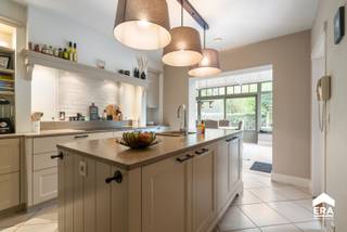 Deze uitzonderlijke villa, gebouwd in 1994, combineert royale ruimtes met een tijdloze en stijlvolle afwerking. Met een bewoonbare oppervlakte...