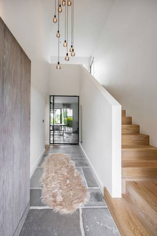 In Malle bevindt zich deze volledig gerenoveerde, luxueus afgewerkte woning met ruim bijgebouw (kantoor), schuur en de mogelijkheid om de achtergelegen weilanden bij te kopen. Ideaal voor wie op zoek is naar luxe en ruimte! <br /><br /><br />INDELING:<br />Bij binnenkomst wordt u verwelkomd in een stijlvolle inkomhal die meteen de toon zet voor de rest van de woning. Van hieruit heeft u toegang tot de ruime en luxueuze keuken, een echte eyecatcher met prachtig uitzicht op de groen aangelegde tuin. Aansluitend bevindt zich de lichtrijke zithoek met open haard waar grote raampartijen zorgen voor een overvloed aan natuurlijk licht en een directe connectie met de tuin.<br /><br />Grenzend aan de keuken vindt u een praktische wasruimte met op maat gemaakte kasten die bovendien directe toegang biedt tot de tuin, ideaal voor dagelijks comfort.<br /><br />Via een tweede hal bereikt u het slaapgedeelte op het gelijkvloers bestaande uit twee slaapkamers, een apart toilet en een badkamer voorzien van alle hedendaags comfort en kwalitatieve afwerking.<br /><br />Op de bovenverdieping beschikt de woning over twee ruime polyvalente ruimtes, een bijkomende slaapkamer, een zolderruimte en een tweede badkamer met douche en toilet.<br /><br />Buiten geniet u van een uitzonderlijk mooi open zicht op de omliggende weilanden en een unieke zwemvijver die het geheel een exclusief karakter geeft. De volledig omheinde tuin garandeert privacy en rust in een groene oase.<br /><br />Het domein omvat daarnaast een ruim bijgebouw met twee garages, een bureau met sanitaire voorzieningen en een aparte praktische schuur.<br /><br />Deze woning combineert luxe, ruimte en modern wooncomfort met een unieke ligging en hoogwaardige afwerking. Een zeldzame opportuniteit voor wie op zoek is naar iets uitzonderlijks.<br /><br />BIJZONDERHEDEN: <br />- Gunstig EPC<br />- Luxueuze afwerking<br />- Hedendaagse technieken<br />- Veel ruimte<br />- Groene oase<br />- Laadpaal<br /><br />Voor meer info of een bezoek ter plaatse kan u vrijblijvend contact opnemen met Lieselotte op 03.227.58.58 of lieselotte@reds.be.