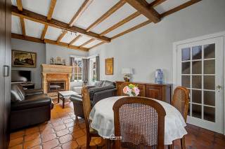 Unieke eigendom gelegen in het prachtige Elversele. Deze goed onderhouden woning combineert authenticiteit met comfort en beschikt over vier slaapkamers en een badkamer met douche. De charmante gevel en het gebruik van authentieke materialen geven het geheel een warme, karaktervolle uitstraling.<br />Binnenin vindt u een volledig geïnstalleerde keuken met gezellige ontbijthoek. Buiten geniet u van een ruime tuin, ideaal om tot rust te komen in alle privacy. Daarnaast is er een grote schuur aanwezig, voorzien van elektriciteit en water, perfect geschikt als opslagruimte of voor diverse hobby’s.<br />Gelegen in een uiterst rustige straat, biedt deze eigendom een oase van rust met alle nodige voorzieningen binnen handbereik.