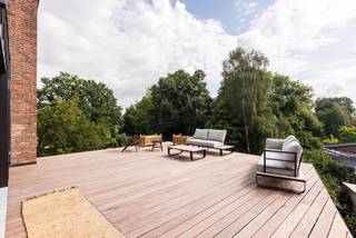 <h2><span><strong><u>DUPLEX-APPARTEMENT IN KASTEEL “VILLA HORTENSIA" TE </u></strong><strong><u>BURCHT</u></strong></span></h2>
<p><span>Villa appartement ‘The Attick’ bevindt zich op de twee bovenste verdiepingen van de kasteelvilla. Dit unieke villa appartement reikt tot in de nok van het dak en wordt gekenmerkt door de originele houten balken.</span><br /><br /><span>Dit prachtige duplex-appartement (A8) is gelegen op de tweede en derde verdieping. Inkomhal afgewerkt met maatwerk voor vestiaire en gastentoilet. Ruime woon- en leefruimte op een nieuwe visgraat parket. Door de grote raampartijen in de keuken genieten u van een groen zicht op het achtergelegen park en krijgt u toegang tot het zonnig terras. Dit wordt zorgvuldig vervaardigd uit tropisch hardhout.</span><br /><br /><span>De geïnstalleerde, moderne open keuken is voorzien van kwalitatieve AEG toestellen. Klassevol afgewerkt met een natuurstenen werkblad en design kraanwerk.</span><br /><br /><span>De master suite is voorzien van een en-suite badkamer met dubbele marmeren wastafel, inloopdouche én vrijstaand bad. </span><br /><br /><span>Op de verdieping bevindt zich de tweede slaapkamer met originele balken en ruimte voor maatwerk/dressing. Deze geeft toegang tot het tweede terras met zicht op de Schelde. Aparte badkamer voorzien van dubbele marmeren wastafel, inloopdouche en toilet.</span><br /><br /><span>Beneden bevindt zich nog een aparte berging met de nodige aansluitingen voor wasmachine en droogkast. Privatieve berging in de kelder kan apart worden aangekocht alsook de mogelijkheid tot aankoop van een autostaanplaats.</span><br /><br /><span>Volledig vernieuwd met hoogwaardige materialen, met behoud van de authentieke elementen eigen aan het gebouw. Compleet nieuwe nutsvoorzieningen, technieken en een nieuwe condensatieketel. Nieuwe ramen, uiteraard met dubbel glas. Het dak werd volledig vernieuwd en geïsoleerd. Lift aanwezig. </span></p>
<p>Wenst u meer informatie en/of een bezoek? Kijk snel op www.sorenco.be<span> </span> </p>
<p>Interesse in een SCHATTING van uw eigendom? Bel 03/ 281 08 08 of stuur een e-mail naar charlotte@sorenco.be</p>
<p><strong> </strong></p>
<p><strong> </strong></p>
<p> </p>