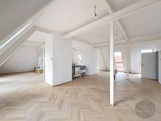 Prachtige loft op de dakverdieping met een bewoonbare oppervlakte van 213 m²!<br />Gelegen in het rustige Sint-Gillis kwartier.<br />Indeling: <br />Inkom, living van meer dan 100m² met open keuken en open gashaard, 3 slk, 2 badkamers, berging en 2 aparte toiletten. Er zijn ook 2 terrassen (27 m²) met fenomenaal zicht over de skyline van Brugge.<br />Alles is zeer luxueus afgewerkt. De resterende afwerking gebeurt door de koper.<br />Mogelijkheid tot het bijkopen van een overdekte staanplaats aan € 50.000.<br />Aankoop met registratierechten.