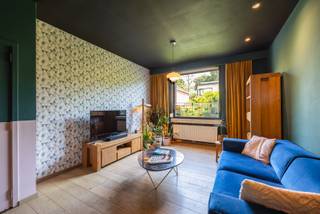 Charmante woning in residentële wijk te Hoboken!
Ligging
De woning is gelegen aan de Leopoldlei in Hoboken, een gegeerde woonomgeving waar rust, bereikbaarheid en dagelijkse voorzieningen hand in hand gaan.
In de onmiddellijke omgeving vindt u tal van winkels, supermarkten, scholen en openbaar vervoer, waardoor alle dagelijkse verplaatsingen bijzonder vlot verlopen. Dankzij de nabijheid van belangrijke invalswegen en de A12 geniet u bovendien van een uitstekende verbinding naar het centrum van Antwerpen, de Haven en de omliggende gemeenten.
Ook liefhebbers van groen en ontspanning komen hier aan hun trekken met verschillende parken, wandel- en fietsroutes in de buurt. De combinatie van een aangename woonomgeving, een centrale ligging en een vlotte bereikbaarheid maakt dit een ideale locatie voor gezinnen, koppels en iedereen die comfortabel wil wonen nabij de stad.
Indeling
Via de voortuin, waar voldoende plaats is voor fietsen, betreedt u de woning. De inkomhal brengt u naar de gezellige leefruimte met aansluitend de keuken. Vanuit de hal heeft u eveneens toegang tot de praktische en ruime kelder, ideaal als extra opslagruimte.
Op de eerste verdieping bevinden zich twee ruime slaapkamers en een ensuite badkamer. De badkamer is zeer goed onderhouden en ademt de jaren negentig. Tot slot is er een afgesloten terras waar ook al de technieken voorzien zijn voor een wasmachine en droogkast.
Een woning met een praktische indeling, veel potentieel en enorm veel charme.