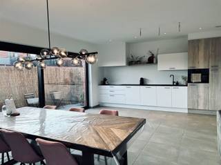 Dit nieuwbouw appartement is gelegen op de tweede verdieping in een rustige straat. U beschikt over een groot terras en een autostaanplaats (inbegrepen).U betreedt het appartementencomplex via de algemene inkomhal, zowel via de lift als via de trap bereikt u de inkomdeur van het appartement. De indeling van het appartement is als volgt: U betreedt het appartement via de ruime inkomhal met apart toilet en vestiairemogelijkheden. Verder is er een open ingerichte keuken, luxueus afgewerkt, voorzien van alle nodige toestellen met aanpalend een praktische berging. Aansluitend is er de living en eetkamer met veel lichtinval en toegang tot het terras. Twee slaapkamers en een ingerichte badkamer voorzien van ligbad, inloopdouche en dubbel lavabomeubel. Nog enkele troeven van dit appartement: Centrale verwarming op aardgas, hoogwaardige en luxueuze afwerking, volledige grondlaag geschilderd, lage algemene kosten aan € 50,00/maand, autostaanplaats aan €50/maand, laag E-peil en het appartement is vrij vanaf 1 augustus 2026 (1 juli ook mogelijk).Interesse? Aarzel zeker niet om ons vrijblijvend te contacteren en mail naar verhuur@bebuild.be.