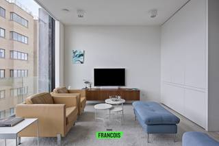 Deze exclusieve duplex in de prestigieuze residentie Gaultier II (2018) is een architecturaal meesterwerk van Govaert &amp; Vanhoutte en combineert strakke lijnen, luxueuze afwerking en een toplocatie aan de Belgische kust.<br /><br />Met een bewoonbare oppervlakte van 125 m² en maar liefst 44 m² aan zonnige terrassen geniet u hier van een ongeëvenaard ruimtegevoel, zee van licht en adembenemende uitzichten op zee, het hinterland en de Pier.<br /><br />Indeling<br /><br />8ste verdieping: inkomhal | ruime slaapkamer met ensuite badkamer | 2 bergingen | apart gastentoilet | open keuken met hoogwaardige afwerking | lichtrijke leefruimte met toegang tot balkon met zeezicht en Pierzicht<br /><br />9de verdieping: tweede slaapkamer | dressing | badkamer | apart toilet | twee terrassen voor- en achteraan met panoramisch uitzicht<br /><br />Een uniek aanbod voor wie houdt van stijlvol wonen aan zee.<br /><br />