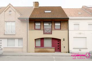 * Perfect onderhouden instapklare woning met 3 slaapkamers, tuin en garage* Gelegen pal in het centrum van Meulebeke. Dichtbij supermarkten, bakker,...