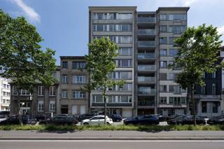 <p><span>Ontdek dit stijlvol appartement op een gegeerde locatie tussen het Eilandje en de Meir, midden in het bruisende hart van Antwerpen. Een plek waar de stad nooit stilstaat, maar waar u thuis komt in rust, met winkels, restaurants en gezellige cafés op wandelafstand, en een vlotte verbinding naar alle belangrijke invalswegen.</span></p><p><span> </span></p><p><span>Gelegen op de derde verdieping van een verzorgd gebouw, werd dit appartement recent met oog voor detail en hoogwaardige materialen vernieuwd. Het resultaat is een verfijnde woonst waar licht, ruimte en comfort subtiel in elkaar overvloeien.</span></p><p><span> </span></p><p><span>U komt het appartement binnen via een aparte inkomhal, voorzien van ingebouwde vestiairekasten en een apart gastentoilet, een discrete en praktische ontvangst die meteen de toon zet.</span></p><p><span> </span></p><p><span>Aan de voorzijde ontvouwt zich de lichtrijke leefruimte, waar het daglicht vrij spel krijgt en de stad op de achtergrond zacht aanwezig blijft. De leefruimte vloeit naadloos over in de hedendaagse keuken, uitgerust met kwalitatieve inbouwtoestellen en afgewerkt met een fijn gevoel voor detail. </span></p><p><span> </span></p><p><span>Via de nachthal bereikt u vervolgens de stijlvolle badkamer. Deze ruimte ademt rust en verfijning, met een groot ligbad en een dubbele designwastafel.</span></p><p><span> </span></p><p><span>Achteraan onthult zich de absolute troef van dit appartement: een uitzonderlijk ruime slaapkamer met ruimte voor dressingkasten. Een serene ruimte die aanvoelt als een privé-retreat, met rechtstreeks toegang tot het oost-georiënteerde terras waar de ochtendzon zacht binnenvalt. Dankzij de royale oppervlakte biedt deze kamer bovendien de flexibiliteit om eenvoudig een tweede slaapkamer of bureau te creëren, volledig afgestemd op uw levensstijl.</span></p><p><span> </span></p><p><span>Dit appartement verenigt verfijnde elementen, doordachte indeling en een uitzonderlijke ligging tot een harmonieus geheel, volledig instapklaar en klaar om opnieuw bewoond te worden.</span></p><p><span> </span></p><p><span>Bijzonderheden</span></p><ul><li><span>Hoogwaardige afwerking en verfijnde uitstraling</span></li><li><span>Centrale ligging tussen het Eilandje en de Meir</span></li><li><span>Oost-georiënteerd terras</span></li><li><span>Privatieve kelderberging inbegrepen</span></li><li><span>Gemeenschappelijke fietsenstalling aanwezig</span></li><li><span>Lift aanwezig</span></li></ul><p><span> </span></p><p><span>Bent u op zoek naar een instapklaar appartement met karakter, ruimte en een uitstekende ligging in het centrum van Antwerpen? Contacteer ons via <span>hello@urbainvastgoed.be</span></span><span> of bel 03 501 97 16 voor meer informatie of een bezoek. </span></p><p><span> </span></p>