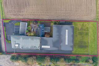 Uitstekend gelegen bedrijfsgebouw met een oppervlakte van 1.393 m², inclusief 243 m² mezzanine opslagruimte, samen met 588 m² kantoorruimte en...