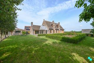Landelijk gelegen open bebouwing op de grens van Lendelede, Izegem en Sint-Eloois-Winkel. De woning met bijhorende tuin is gelegen op een perceel...