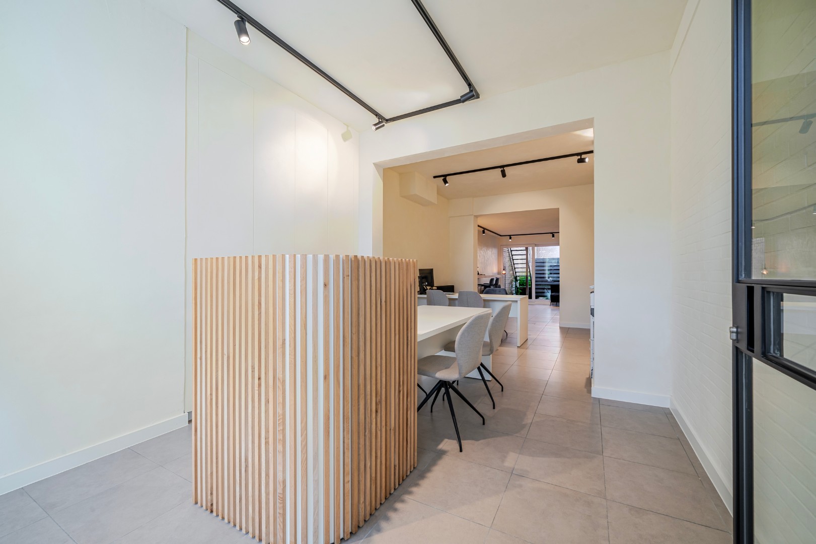 Beautifully renovated commercial property, easily accessible, located near Ezelpoort and the centre of Bruges - photo 1