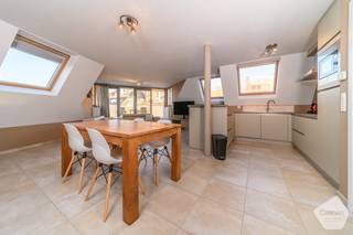 Op een toplocatie bevindt zich dit instapklare en volledig gemeubelde appartement met<strong> prachtig zeezicht</strong>, gelegen op de <strong>5de verdieping</strong>.Dankzij de grote raampartijen geniet de leefruimte van een overvloed aan natuurlijk licht en een open, aangenaam gevoel.<br /><br />Het appartement verwelkomt u via een inkomhal met <strong>apart toilet en lavabo</strong>. Aansluitend is er een <strong>ruime berging</strong>, praktisch gelegen nabij de keuken en voorzien van een <strong>aansluiting voor wasmachine.</strong><br /><br />De <strong>lichtrijke leefruimte</strong> biedt een mooi open zicht over de omliggende woningen en geeft toegang tot het<strong> terras aan de voorzijde</strong>, waar u in alle rust kan genieten van het<strong> zicht op zee.</strong><br /><br />De <strong>volledig geïnstalleerde keuken</strong> is uitgerust met een vaatwasmachine, combi-oven, koelkast met klein vriesvak, inductiekookplaat en tal van kastruimtes.<br /><br />De<strong> badkamer</strong> beschikt over een enkele lavabo, een aparte douchecabine en een comfortabel ligbad. Verder zijn er <strong>twee volwaardige slaapkamers</strong> aanwezig.<br />Alle <strong>meubelen zijn inbegrepen</strong> in de verkoop, wat dit appartement ideaal maakt als tweede verblijf, investering of onmiddellijke bewoning.<br /><br />Daarnaast beschikken de eigenaars over een <strong>garage,</strong> gelegen in een recent nieuwbouwcomplex op korte afstand van het appartement. Deze garage <strong>kan optioneel worden aangekocht</strong>.<br /><br /><strong>✨ Troeven op een rij:</strong>
<ul>
	<li>Zeezicht</li>
	<li>Instapklaar &amp; volledig gemeubeld</li>
	<li>Lichtrijke leefruimte</li>
	<li>Terras vooraan</li>
	<li>2 slaapkamers</li>
	<li>Optionele garage vlakbij</li>
</ul>
Interesse in dit mooie appartement aan zee? Neem gerust contact op voor meer informatie of een bezoek ter plaatse.