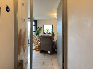 Op wandelafstand van het centrum van Kessel-Lo en vlakbij Leuven-centrum ligt dit appartement van <strong>96 m²</strong> op de derde verdieping.<br /><br />U komt binnen in de inkomhal, waar plaats is voor een vestiaire. Aan de voorkant van het gebouw bevindt zich de leefruimte, in open verbinding met de keuken en met toegang tot het terras. Een aparte berging vervolledigt deze zijde van het appartement. Aan de achterkant bevindt zich een apart toilet, een badkamer en twee slaapkamers.<br />Het appartement beschikt bovendien over <strong>twee privatieve autostaanplaatsen</strong>, een eigen kelderberging en een gemeenschappelijke fietsenstalling.<br /><br />De huurprijs bedraagt <strong>€1075</strong> per maand, met een maandelijkse provisie van <strong>€125</strong> voor het privatief waterverbruik en de gemeenschappelijke delen.<br />De nutsvoorzieningen zijn ten laste van de huurder, maar dankzij het <strong>EPC-label B</strong> blijven de energiekosten beperkt. Het appartement is onmiddellijk beschikbaar en kan gehuurd worden voor een vaste periode van <strong>2 jaar</strong>.<br /><br />Interesse in een bezichtiging? Plan snel een afspraak op https://immojanstas.be/nl/huren via onze online agenda, de snelste en efficiëntste manier om een bezichtiging in te plannen! Voor vragen zijn wij beschikbaar op het nummer 016 23 90 81, elke weekdag van 10u tot 13u.