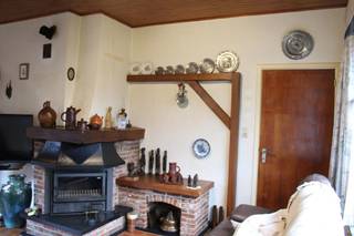 Deze op te frissen open bebouwing bevindt zich op een perceel van ongeveer 660m² en omvat: inkomhal, ruime leefruimte met openhaard, keuken,...