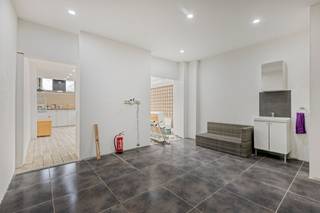 Ontdek deze multifunctionele verder af te werken woning in Brakel, ideaal als gezinswoning of geschikt voor wie wonen en werken wil combineren. Ideaal voor wie zijn eigenstijl nog wil toepassen.
De woning beschikt over vier ruime slaapkamers en een grote, aangename tuin waar je volop kan genieten van rust en privacy. Dankzij het vernieuwde dak en de aanwezigheid van zonnepanelen, nieuwe leidingen is de woning energiezuinig en toekomstgericht. .
Tegelijk zijn er nog uitbreidingsmogelijkheden op het gelijkvloers, bijvoorbeeld voor een grotere leefruimte of keuken.
Vooraan in de woning bevindt zich een extra ruimte die perfect kan dienen als bureau, praktijkruimte voor vrije beroepen of hobbykamer. Hierdoor is deze woning uitermate geschikt voor wie wonen en werken wil combineren.
Kortom, een veelzijdige woning met mogelijkheden en tal van troeven – een unieke opportuniteit die je niet wil missen. Maak snel online uw afspraak. Dit is een start prijs.
Exclusief te koop aangeboden via de Oximo online verkoopsprocedure. Voor registratie en aanvaarding van de verkoopsvoorwaarden zie www.oximo.be.