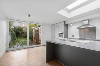 Bent u opzoek naar een woning die tal van mogelijkheden biedt en dat op een zeer goede locatie in Gentbrugge? Lees dan zeker verder.<br /><br />Deze te renoveren woning heeft vier slaapkamers, een ruime tuin en is gelegen in een rustige straat dichtbij het Arbedpark. Op slechts enkele minuten van bus, tram en station. Alle dagelijkse voorzieningen zoals bakker, slager, school en supermarkt liggen op korte wandelafstand. Bovendien bevindt de woning zich dichtbij de Gentbrugse Meersen.<br /><br /><strong>Indeling:</strong><br />- GLV:<strong> </strong>Via de ruime inkomhal (10m²) betreed je deze woning. links vind je de eerste grote leefruimte/ eetkamer (25m²), die naadloos overgaat in een tweede en even royale ruimte (23m²). Beide kamers bieden eindeloze mogelijkheden om naar eigen smaak in te richten, van gezellige zithoek tot stijlvolle eetkamer. De lichtrijke keuken (20m²) vormt het hart van het gelijkvloers, met grote raampartijen die overvloedig daglicht binnenlaten en een directe connectie met de tuin creëren. Aansluitend vind je nog een praktische berging (2m²). <br />- 1steV: Op deze verdieping bevinden zich de badkamer (13m²) met zowel ligbad als douche. De perfecte plek om te ontspannen en twee volwaardige slaapkamers (17m²-12m²). Daarnaast is er een apart toilet voor extra comfort. <br />- 2deV: Op de bovenste verdieping vind je nog twee ruime kamers (17m²-13m²) die je volledig naar wens kan inrichten als slaapkamers, bureauruimte of hobbykamers. De mogelijkheden zijn eindeloos. <br /><br />Deze woning is ideaal voor gezinnen die op zoek zijn naar ruimte, licht en vrijheid om hun droomhuis volledig zelf te creëren. <br />Denk jij hier je toekomst te zien? Contacteer ons snel voor een persoonlijk bezo