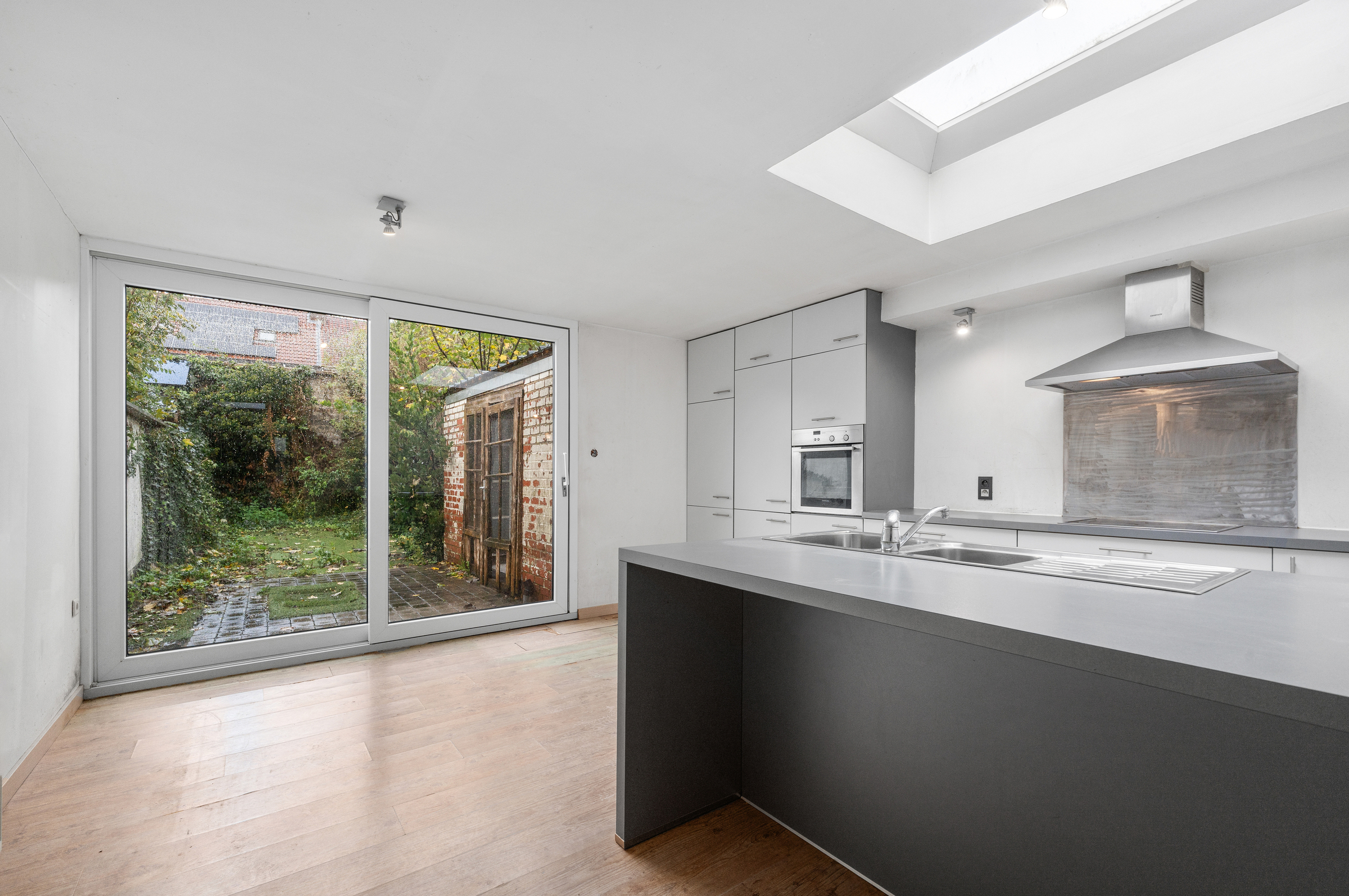 Te renoveren woning met 4 slaapkamers in Gentbrugge te koop - foto 1