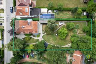 In een rustige en residentiële wijk, vlakbij alle nodige faciliteiten, bevindt zich deze statige en karaktervolle villa op een prachtig perceel...