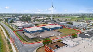 Uitzonderlijk! Het polyvalente bedrijfsgebouw bestaat uit 5.000 m² magazijnruimte met 3 sectionale poorten en 2 laadkades. Het magazijn heeft...