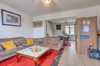 Driegevel woning met tuin in het hartje van Sint-Martens-Lennik (te renoveren).<br /><br />Indeling: <br />kelderverdieping (40 m²): 2 ruime voorraadkelders; <br />gelijkvloers (87 m²): grote woonkamer, keuken, badkamer, veranda en garage; <br />verdieping (40 m²): nachthal en 2 slaapkamers; dakverdieping (40 m²): nachthal en 2 slaapkamers. <br />De garage rechts van deze woning hoort bij het pand, maar de ruimte erboven niet. De achterliggende tuin en het terras zijn omheind en tevens voorzien van een toegangspoortje aan de kleine oprit (links van de woning).<br /><br />Dit pand is zeer gunstig gelegen in de dorpskern van Sint-Martens-Lennik, nabij een bushalte.<br /><br />Totale grondoppervlakte: 292m²; asbestveilig; niet gelegen in overstromingsgevoelig gebied; elektriciteit niet conform; EPC-score F (renovatieplicht). <br /><br />Informatie en bezoeken bij Roeland: roeland@woonkantoor.be, 0476/34 27 69.