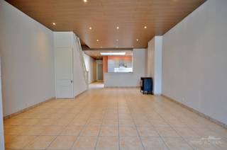 <p>Op de flanken van de Hotondberg treffen we deze goed onderhouden woning, een ideale starterswoning of interessante investering. Dankzij de vlotte bereikbaarheid en de nabijheid van winkels, openbaar vervoer en andere voorzieningen geniet u hier van een uitstekende ligging. Kortom, de ideale combinatie tussen rust en comfort in een rustige en groene omgeving.<br /><br />Op het gelijkvloers vindt u een inkomhal, een gezellige woon- en leefruimte die aansluit bij de ingerichte keuken, een badkamer met ligbad, wastafel en toilet en een rechtstreekse toegang tot de tuin. Op de eerste verdieping bevinden zich twee ruime slaapkamers. Via een vaste trap bereikt u de ruime zolderverdieping, die ingericht is als extra slaapkamer met aansluitend ruimte voor een dressing.<br /><br /><strong>Alle attesten zijn gunstig</strong>: EPC-label C, <strong>conforme elektrische keuring,</strong> en met uitzondering van het dak van de tuinberging is de woning asbestveilig. <br />Meer info? Contacteer Els 0478 61 64 34 of els@immoroman.be</p>