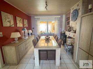Deze goed onderhouden woning is gelegen op een volledig afgesloten perceel van 8a88ca aan de verbindinsgweg van Hasselt ( Sint-Lambrechts-Herk )...