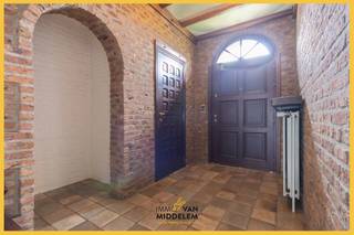 Immo Van Middelem biedt deze zeer ruime woning uit de jaren ’70 aan, gelegen in een rustige buurt te St.-Katherina-Lombeek (Ternat).De woning heeft...