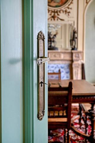 Eclectisch burgerhuis met landelijke verzichten op 2659 m² in centrum Kuurne.<br /><br />Reeds 4 generaties zijn gehuisvest in deze karakterwoning. Sinds 1928 is deze bewoond en altijd onderhouden door deze familie. Nu verkoopt de familie dit prachtig en echt logisch ingedeeld huis.<br /><br />Statige inkom met opvallende trappenhal met een glaskoepel (glas in lood), marmerafwerkingen en een uitzonderlijk schilderij van de Vlasserstreek. Een aparte wachtruimte of bureau is voorzien, alsook nog een oud telefoon-kamertje (momenteel vestiaire). De inkom loopt door tot aan de achterliggende keuken.<br />Aan de rechterzijde van de woning is er een authentieke leefruimte. Hoge plafonds, uitzonderlijk parket en een tussendeur met uniek gekleurd glas (glas-in-lood, met de 4 seizoenen uitgebeeld).<br /><br />In de uitbouw is er een grote keuken. Alle nodige toestellen en plaats om ook hier een grote eettafel te plaatsen. Verder is er aansluitend een groot terras en achteraan het huis verschillende bergingen.<br /><br />Het verdiep bevat 5 slaapkamers en een badkamer (douche en bad) op de gang is er een apart toilet. Een vaste trap brengt ons naar het zolderverdiep. Deze is niet in gebruik en kan zeker nog dienst doen voor extra slaapkamers, hobbykamers,.. De zolder vloer is geïsoleerd.<br /><br />Verder heeft een woning een zeer ruime en droge kelder en een diepe en hoge garage.<br /><br />Een goeie oriëntatie is verzekerd maar vooral dit landelijk verzicht maakt deze eigendom zeer speciaal. Achteraan is er een klein landhuisje die dienst doet als schuilhok voor de dieren en tuingerief.<br /><br />PLUSPUNTEN:<br />+ uitzonderlijk vastgoed met een zeer rijke geschiedenis<br />+ logische indeling<br />+ zonnepanelen, bijna volledig dubbele beglazing aanwezig, isolatie en overal CV op gas.