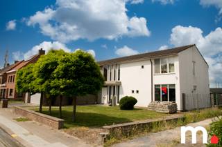 Bent u op zoek naar een comfortabele en ruime VILLA waar wonen en werken perfect gecombineerd kunnen worden? Dan is deze villa precies wat u...