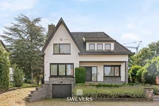 Voor meer info en foto's, surf naar www.swevers.be – Aan de Everselkiezel 59 in Heusden-Zolder ligt deze vrijstaande woning met 220 m² bewoonbare oppervlakte op een ruim terrein van 11a 97ca, bestaande uit een woonperceel van 7a 91ca en een apart perceel bouwland van 4a 06ca. Met een mogelijkheid tot vier slaapkamers, twee badkamers en verschillende extra ruimtes biedt de woning veel flexibiliteit voor grote gezinnen. Op het gelijkvloers bevinden zich een woonkamer van 31,2 m² met aansluitende eethoek, een gesloten keuken van 15,21 m² en een lichtrijke orangerie van 15,21 m² met airco en zicht op het terras en de tuin. Daarnaast is er een bureau die als slaapkamer kan dienen, een douchekamer en een apart toilet. Dankzij de slaap- en badkamer op deze verdieping is gelijkvloers wonen perfect mogelijk. Boven bevinden zich drie ruime slaapkamers, een tweede badkamer en een dressing van 8 m². De slaapkamers meten 12,8 m², 12,8 m² en 17,16 m². In de kelder is er een inpandige garage van 46 m² voorzien, een voorraadkelder en een wijnkelder. De fraai aangelegde tuin is uitgerust met fonteintjes, bomen, irrigatiesysteem en een ruim terras. Ook een sauna is aanwezig. Het aparte perceel bouwland aan de achterzijde laat toe om eerst te genieten van de grote tuin en het later te verkopen of te schenken. Extra comfort is voorzien dankzij airco, alarm, rolluiken, zonwering, videofoon en sauna. De keuken werd in 2016 vernieuwd, ramen en verwarmingsketel in 2021. School, kinderopvang, openbaar vervoer en ontspanning bevinden zich vlakbij, terwijl ook winkels en de snelweg vlot bereikbaar zijn. Voor meer informatie, bel 011 255 155. Bron bewoonbare oppervlakte: EPC-verslag. Dit pand is onderworpen aan de renovatieverplichting van de Vlaamse overheid voor residentiële gebouwen (behoudens bij sloop binnen 5 jaar na de aankoop). Consulteer voor meer informatie de website van het Vlaams Energie- en Klimaatagentschap via https://www.vlaanderen.be/een-huis-of-appartement-kopen/renovatieverplichting-voor-residentiele-gebouwen.
