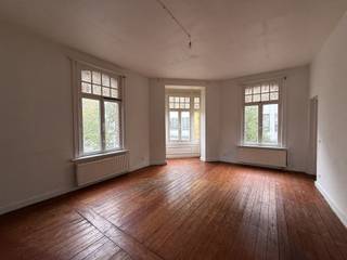 <p><span>Bent u op zoek naar een interessante investering? Dan is dit uitzonderlijk vastgoed precies wat u zoekt!</span></p><p><span>De woning is opgedeeld in 2 appartementen met 2 slaapkamers en 2 duplexen met zeer veel potentieel. Bel ons om een bezoek in te plannen en laat u verrassen.</span></p><p><span> </span></p><p><span>Bijzonderheden:</span></p><p><span>EPC Energielabel E - 426 kwh/(m² jaar)</span></p><p><span>Renovatieplicht: alle woningen en appartementen die vanaf 2023 zijn aangekocht met Label E of F, moeten verplicht gerenoveerd worden naar minimum label D binnen de 6 jaar na aankoop.</span></p><p><span>Er is overal dubbele beglazing</span></p><p><span>Alle nutsvoorzieningen, behalve water, zijn apart</span></p><p><span>Het gebouw is asbestveilig</span></p><p><span>P-score: A</span></p><p><span>G-score: A</span></p>