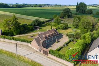 Ontdek deze karaktervolle villa in Geraardsbergen, omringd door een oase van rust en charme. Dit unieke pand biedt een royale bewoonbare...