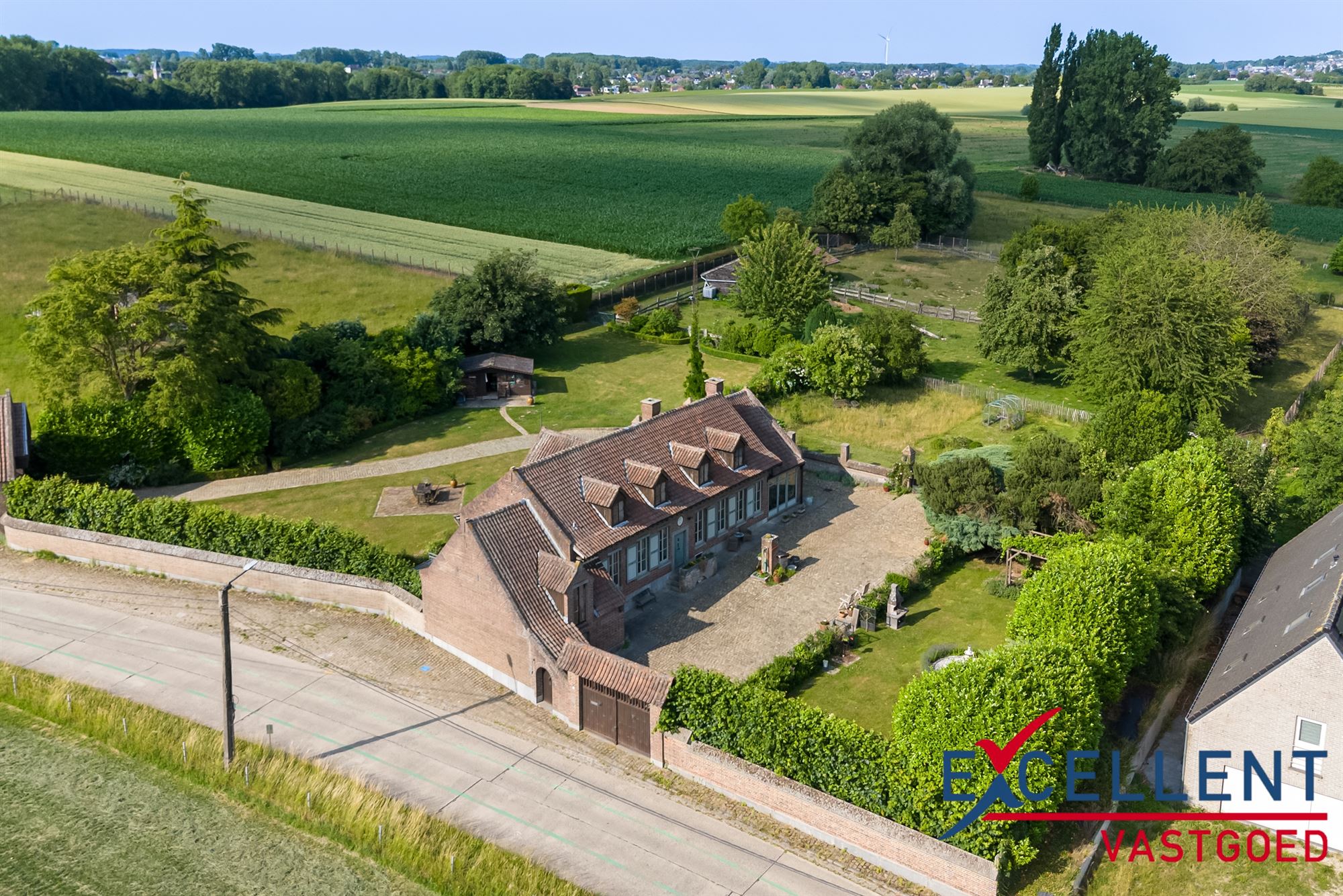 Karaktervolle villa met weides en stallen te koop - foto 1