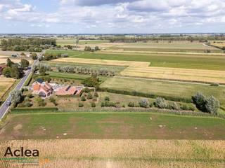 In het landelijke Sint-Laureins bevindt zich dit uitzonderlijk charmante landhuis op een perceel van ca. 6.000 m², waar authenticiteit, vakmanschap...