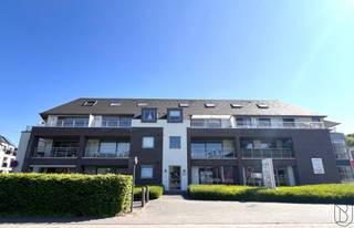 Ideale INVESTERING/voor STARTERS. ENERGIEZUINIG SUPER GELEGEN LEUK APPARTEMENT met 1 SLAAPKAMER. Nabij het centrum, doch genietend van een vlotte bereikbaarheid. INDELING: leefruimte, open keuken, terras, slaapkamer, badkamer met douche en toilet. Verplichte aankoop van staanplaats met berging voor € 30.000. TROEVEN: dubbele beglazing PVC, Lage EPC, LIFT aanwezig