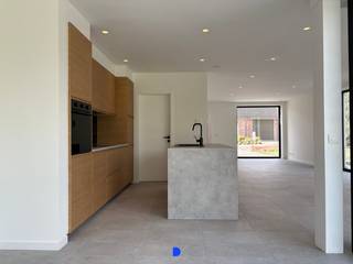 Mooie & kwalitatieve nieuwbouwwoning op een rustige locatie met vlotte bereikbaarheid naar alle invalswegen.<br />De woning beschikt over een grote tuin die binnenkort wordt ingezaaid met 2 tuinbergingen en afzonderlijke garage.<br /><br /><strong>Indeling:</strong><br />Gelijkvloers:<br />- inkomhal met toilet & vestiaire<br />- lichtrijke living<br />- open keuken met eiland <br />- ruime berging met wasplaats<br /><br />Op het verdiep:<br />- nachthal<br />- 3 ruime slaapkamers<br />- via de derde slaapkamer bereik je nog een 4de slaapkamer op de zolderverdieping met technische ruimte (ventilatie)<br />- badkamer met inloopdouche<br />- toilet<br /><br />Tuin met terras, gazon en tuinbergingen waarvan de aanleg binnenkort wordt aangevat.<br />De woning werd volledig geschilderd en wordt bovendien voorzien van verlichting en gordijnrails, zodat ze volledig instapklaar kan worden opgeleverd.<br /><br /><strong>Een gloednieuwe woning, klaar voor eerste bewoning en tot in de details afgewerkt. Een uitzonderlijk compleet aanbod op de huurmarkt.</strong><br /><br /><strong>Details:</strong><br />- onmiddellijk beschikbaar<br />- bij voorkeur geen huisdieren<br />- cv op aardgas<br />- vloerverwarming beneden<br />- zonnepanelen<br />- pvc-schrijnwerk<br /><br /><strong>Voorwaarden verhuur:</strong><br />- huurwaarborg via Korfine: 4.050 €<br />- plaatsbeschrijving: via CheckNet<br /><br />Er zijn nog geen 12 maanden verstreken tussen de ingebruikname van het goed en het indienen van de epb-aangifte, het epc bouw wordt van zodra beschikbaar afgeleverd.<br /><br /><strong>Contact:</strong><br />Voor meer informatie of een bezoek, contacteer Stijn op 0491 61 42 19 of info@stijndebusschere.be.<br />