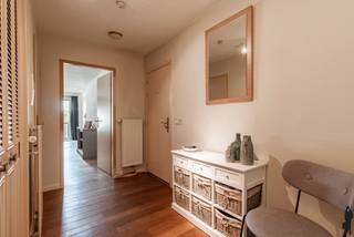 <strong>Huurprijs: 950 EUR per maand<br />+ 50 EUR per maand voor twee garageboxen en berging <br />+ 70 EUR per maand gemeenschappelijke kosten<br />+ 35 EUR per maand provisie voor waterverbruik<br />Kosten plaatsbeschrijving zijn 50/50 te betalen door huurder en verhuurder<br />Huurwaarborg = 3 maanden huur<br />Beschikbaar: 01/12/2025<br /><br /></strong><strong>BEZOEK AANVRAGEN EN KANDIDAAT STELLEN VIA ONZE WEBSITE: www.deboerenpartners.be</strong><br />Indien u een bezoek wenst aan te vragen aan dit eigendom te huur, dan kan dit enkel via het aanvraagformulier op onze website. U zoekt het betreffende eigendom onder ons 'aanbod te huur', en klikt daarna bovenaan op 'bezoek inplannen'.<br />Daarna doorloopt u alle stappen en vult u de gevraagde gegevens in. Wij behandelen uw aanvraag binnen de 2 werkdagen en contacteren u daarna. Omwille van het grote aantal aanvragen, worden verzoeken via Immoweb, Immoscoop of Spotto niet behandeld.<br /><br /><span>Beschrijving van het appartement:<br /></span>
<p>U wordt verwelkomd in de inkomhal met apart gastentoilet, die rechtstreeks toegang biedt tot de open en lichtrijke leefruimte. Vanuit de leefruimte heeft u toegang tot een balkon om van het buitenzicht te genieten. De keuken is volledig geïnstalleerd en voorzien van een vaatwasser, oven, inductieplaat en koelkast. Aangrenzend aan de keuken bevindt zich een praktische berging met aansluitingen voor wasmachine en droger.</p>
<p>Via de inkomhal bereikt u de eerste slaapkamer, uitgerust met ingebouwde kasten, en de eerste badkamer met ligbad, dubbele wastafel en spiegel. De tweede slaapkamer beschikt eveneens over ingebouwde kasten en een bureau, met daarnaast een tweede badkamer voorzien van douche en wastafel.</p>
<p>Bij het appartement horen twee garageboxen en een berging.</p>
<span>Bijzonderheden:</span><br />- Gunsitg EPC score met enetgielabel B<br />- Verwarming inclusief<br />- Twee garageboxen <br />- Lift aanwezig<br />- Residentie Ter Beuken <br />- Centrale ligging nabij alle voorzieningen zoals winkels, openbaar vervoer en nabij het centrum van Turnhout