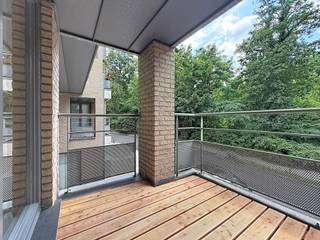 <p>IMMO STORE biedt u dit GOED GELEGEN appartement van ca. 123 m² op de 1STE VERDIEPING van een gebouw uit 2007 aan. Het appartement bestaat uit een RUIME woonkamer met AANPALEND TERRAS, een OPEN INGERICHTE keuken, inkomhal, 4 SLAAPKAMERS, een badkamer met BAD en DUBBELE LAVABO en een aparte DOUCHEKAMER. Het gebouw bevindt zich op een STEENWORP van het STATION en NABIJ ALLE FACILITEITEN. +++ EPC 'E' of 239 +++ Vraagprijs appartement: € 375.000. VERPLICHTE aankoop van 1 AUTOSTAANPLAATS aan € 17.500, waardoor de totale aankoopprijs € 392.500 bedraagt. Grijp deze unieke IMMO STORE-kans en plan vandaag nog uw bezoek! Bel ons op 02/203.03.03 of stuur een mail naar info@immo-store.be!</p>