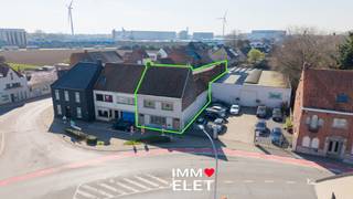 Ruime woning te Rijksweg met zijdelingse toegang naar het magazijn via de Stationsstraat; Indeling, stevig gebouwde woonst met 272 m²...