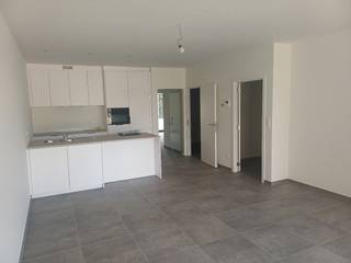 Energie-neutraal instap klaar nieuwbouwappartement in Neerpelt centrum kortbij school, trein, horeca, winkels, .... Het appartement bestaat uit een inkomhal, woonkamer, keuken, berging, 2 slaapkamers, badkamer (inloopdouche/wastafel), toilet apart. Terras. Autostaanplaats + berging in de kelder. Volledig opgeverfd. Vaste verlichting. Vloerverwarming. Geothermie (geen gas meer). Zonnepanelen 1200 watt. Bring-me systeem. Fietsenstaanplaatsen 3 x. Gemeenschappelijke kosten zijn 100 euro per maand. Voor meer info contacteer ons via info@vastgoedfransen.be.