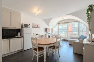 Gerenoveerd appartement met één slaapkamer en zongericht terras gelegen op de vijfde verdieping van de Residentie "De Kogge", Ijzerstraat 1. Dit appartement is rustig doch ideaal gelegen vlakbij de winkels, horeca en op 100 meter van de Zeedijk. <br /><br />Privatieve kelderberging in het gebouw.<br /><br />Indeling:<br />- inkomhal met ingemaakte kasten of plaats voor stapelbed<br />- lichtrijke woonkamer met open keuken (23m²) voorzien van koelkast met diepvriesvakje, elektrische kookplaat, microgolfoven, vaatwas en dampkap<br />- slaapkamer (9m²)<br />- badkamer (4m²) met douche, lavabo en aansluiting voor wasmachine<br />- afzonderlijke berging (2m²) <br />- zonnig terras <br /><br />Troeven:<br />- kwalitatief gerenoveerd in 2021<br />- uiterst centraal gelegen<br />- zonnig terras<br />- instapklaar<br />- privatieve kelderberging met plaats voor fietsen<br /><br />Bent u op zoek naar een instapklaar en lichtrijk appartement met zonnig terras op een uitstekende ligging vlak bij de zee? Aarzel dan niet om ons te contacteren voor meer informatie of een bezoek!<br /><br />Bestuursmaatregelen in het maatregelenregister: nee