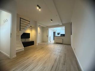 Ontdek het perfecte thuis in het historische centrum van Brugge, waar charme en comfort samenkomen. Deze schitterende woning biedt een ideale combinatie van moderne voorzieningen en klassieke elegantie.<br /><strong>Kenmerken:</strong><br />Inkom: Een warm welkom wacht op u zodra u de drempel overstapt.<br />Leefruimte: Geniet van een gezellige sfeer in de luchtige woonkamer, ideaal voor ontspanning en entertainment.<br />Open Ingerichte Keuken: Een moderne keuken, volledig uitgerust met hoogwaardige toestellen en voldoende ruimte om heerlijke maaltijden te bereiden.<br />Berging: Praktische opslagruimte om uw bezittingen georganiseerd te houden.<br />Badkamer met Inloopdouche: Ontspan en verfris uzelf in deze stijlvolle badkamer met een ruime douche.<br />3 Slaapkamers: Ruime slaapkamers die een rustige en comfortabele nachtrust garanderen voor het hele gezin of gasten.<br />Dakterras: Geniet van adembenemende uitzichten over het pittoreske  Brugge vanaf uw eigen privé dakterras.<br />Huurdetails:<br />Huurprijs: €995 per maand.<br />Beschikbaarheid: Vrij vanaf 1/11/26<br />Neem vandaag nog contact met ons op voor meer informatie of om een bezichtiging te regelen!