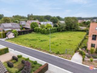 In de Voortstraat in Puurs-Sint-Amands vinden we deze prachtige bouwgrond terug. Deze biedt een unieke opportuniteit voor wie droomt van een vrijstaande woning op een ruim perceel, omgeven door rust en groen.<br /><br />Met een totale perceeloppervlakte van maar liefst 1.531 m² geniet je hier van alle ruimte om jouw woonproject te realiseren. De bouwgrond is bestemd voor een open bebouwing en beschikt over een royale bouwzone van 305,69 m², waardoor er tal van mogelijkheden zijn voor het creëren van een ruime gezinswoning met alle hedendaags wooncomfort.<br /><br />De ligging vormt zonder twijfel één van de grootste troeven van deze eigendom. Gelegen in een rustige woonomgeving geniet je hier van een aangenaam landelijk karakter.<br /><br />Daarnaast beschikt het perceel over een zuidoost gerichte tuin, waardoor je optimaal kan genieten van natuurlijk licht en zon gedurende een groot deel van de dag. Ideaal voor wie houdt van een zonnige tuin, een ruim terras of een prachtige buitenbeleving in alle rust.<br /><br />Een uitzonderlijke kans voor wie op zoek is naar ruimte, privacy en een toplocatie.<br /><br />Ben je op zoek naar een plek om je droomwoning te realiseren?<br />Contacteer ons gerust via bryann@julimmo.be of 0492 86 51 03.